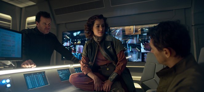 Lost in Space - Season 2 - Shell Game - Photos - Douglas Hodge, Parker Posey