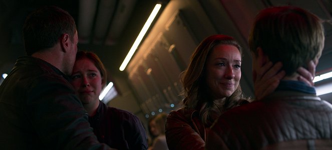 Lost in Space - Ninety-Seven - Photos - Mina Sundwall, Molly Parker