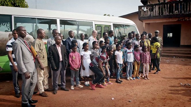 Pomáháme jim přežít - Toulavý autobus v Kamerunu - Van film