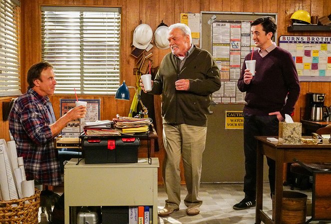 Man with a Plan - Season 2 - Guess Who's Coming to Breakfast, Lunch and Dinner - Photos - Kevin Nealon, Stacy Keach, Matt Cook