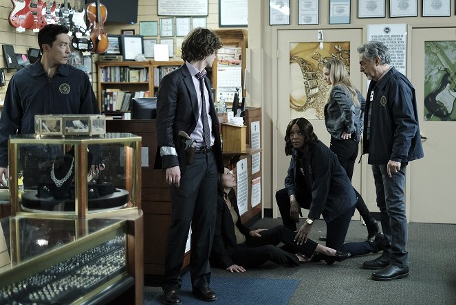 Criminal Minds - Season 14 - Truth or Dare - Van film - Daniel Henney, Aisha Tyler, A.J. Cook, Joe Mantegna