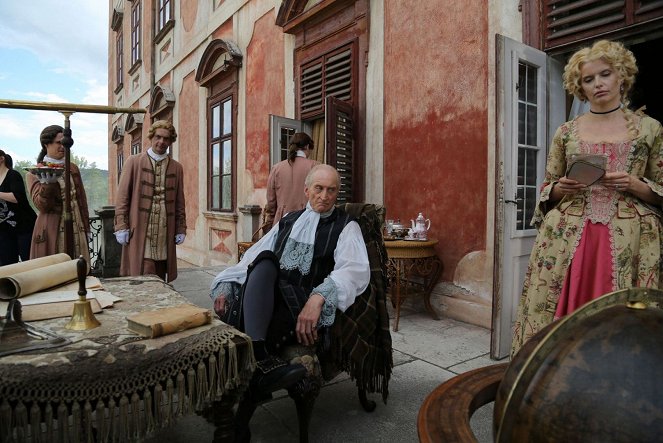 Long pai zhi mi - De filmagens - Charles Dance, Anna Churina