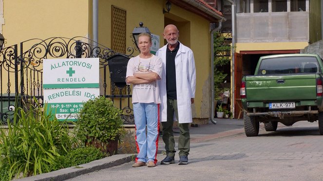 Our Little Village - Season 3 - A disznóvágás - Photos - Dorottya Udvaros, Gábor Reviczky