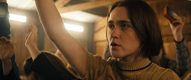 Wężowe wzgórza - Z filmu - Alice Englert