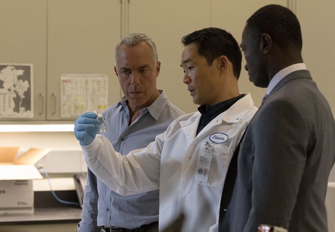 Bosch - Season 2 - The Thing About Secrets - Photos - Titus Welliver, Chase Kim