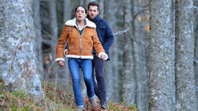 Meurtres à... - Meurtres en Auvergne - Photos - Sofia Essaïdi, Frédéric Diefenthal