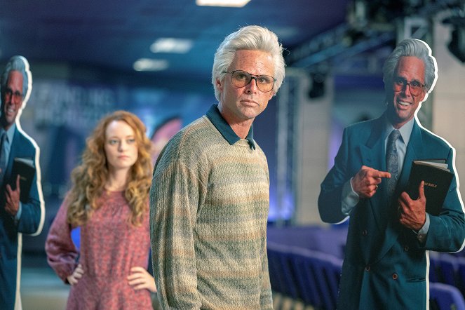 The Righteous Gemstones - They Are Weak, But He Is Strong - Van film - Walton Goggins