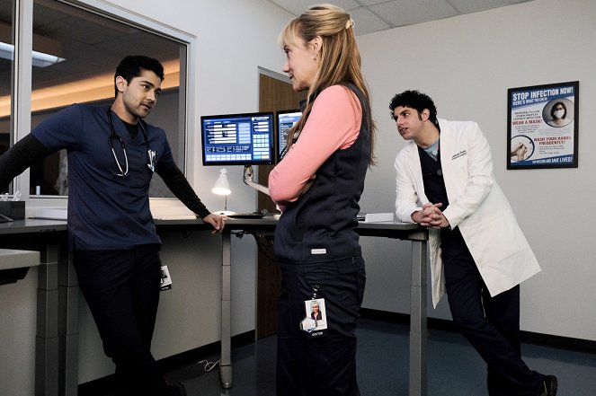 Atlanta Medical - Schwerelos - Filmfotos - Manish Dayal, Megyn Price