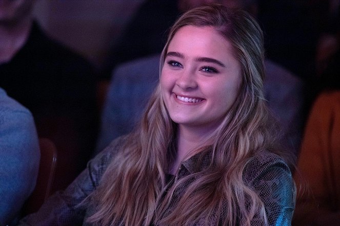 A Million Little Things - The Kiss - Photos - Lizzy Greene