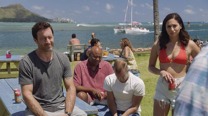 Hawaii Five-0 - Season 10 - Ua 'eha ka 'ili i ka maka o ka ihe - De la película - Alex O'Loughlin, Meaghan Rath