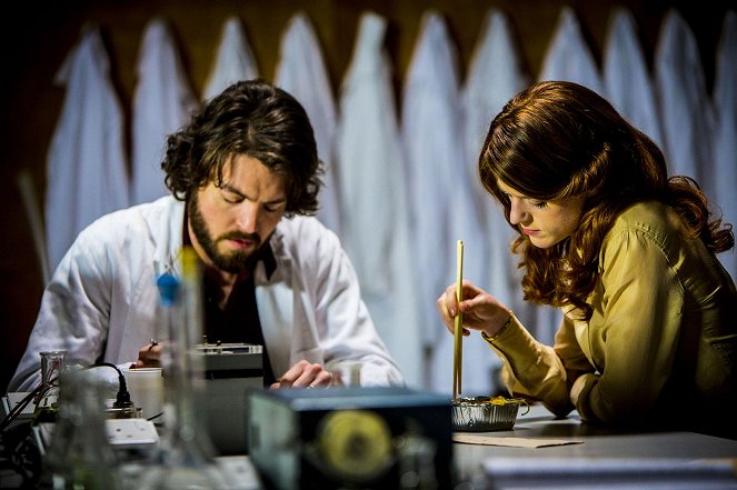 Utopia - Episode 1 - Z filmu - Tom Burke, Rose Leslie