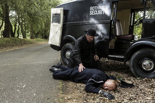 Father Brown - The Honourable Thief - Photos - Mark Williams