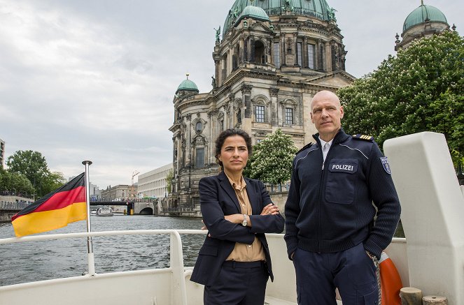 WaPo Berlin - Season 1 - Alle in einem Boot - Kuvat elokuvasta