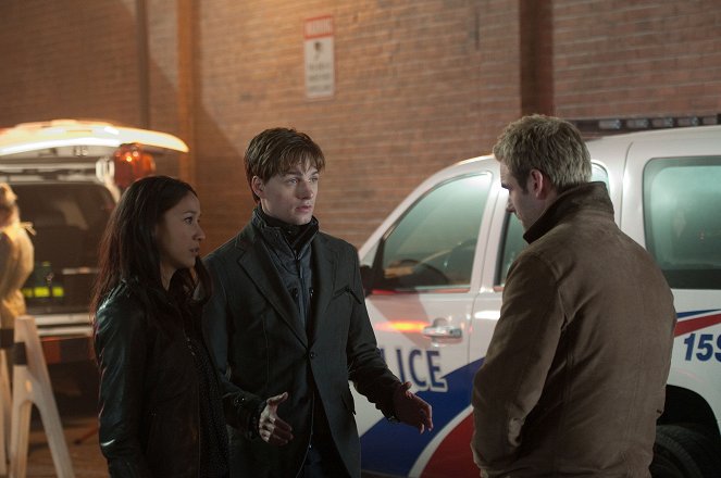 Rookie Blue - Season 2 - Monster - Photos - Mayko Nguyen, Gregory Smith