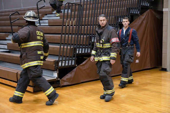 Chicago Fire - Falscher Alarm - Filmfotos - Taylor Kinney, Jesse Spencer