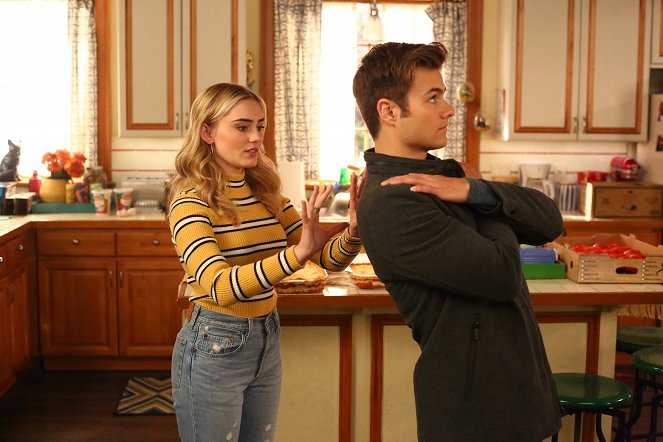 American Housewife - One Step Forward, Three Steps Back - Photos - Meg Donnelly, Peyton Meyer