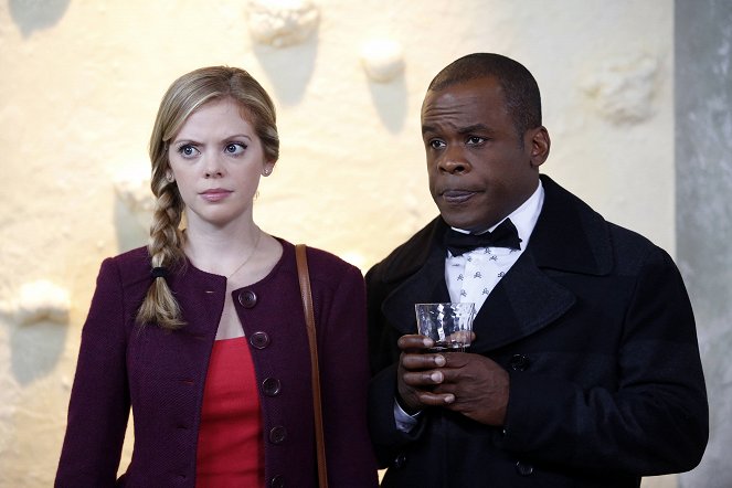 Don't Trust the B---- in Apartment 23 - The Seven Year B----... - Photos - Dreama Walker, Ray Ford