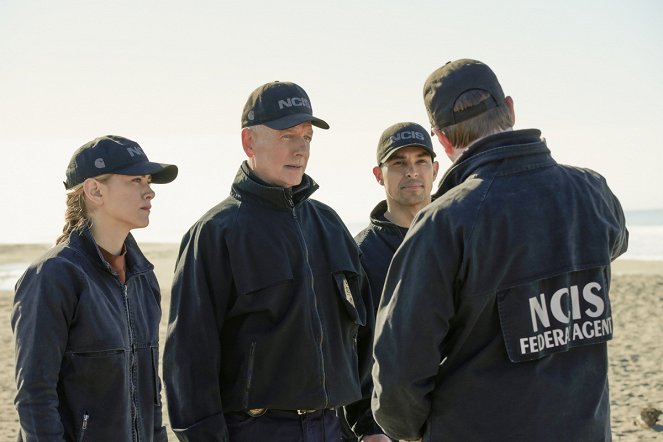 NCIS: Naval Criminal Investigative Service - Season 17 - Flight Plan - Photos - Emily Wickersham, Mark Harmon, Wilmer Valderrama