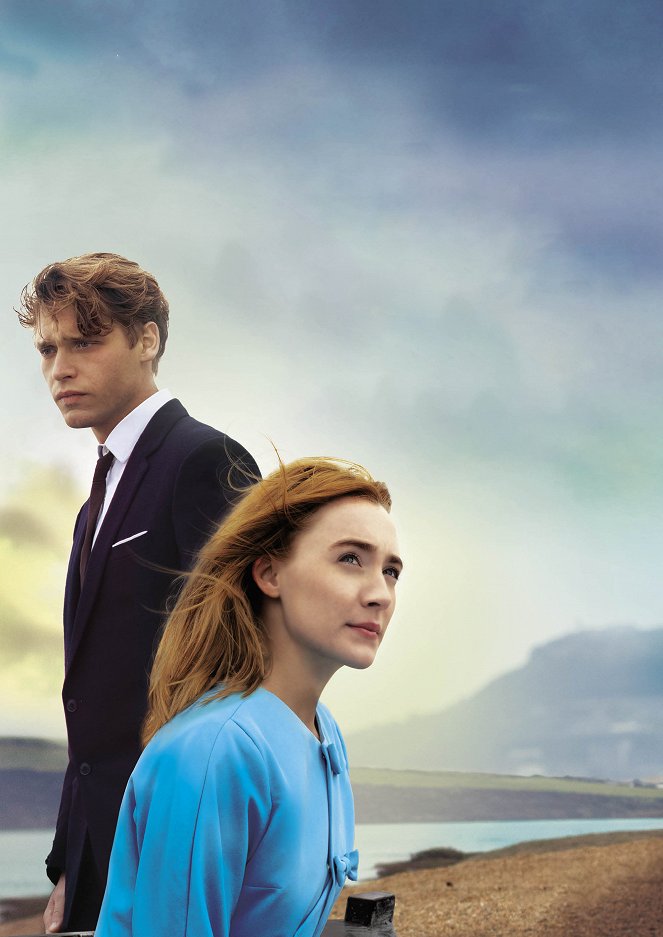 Am Strand - Werbefoto - Billy Howle, Saoirse Ronan