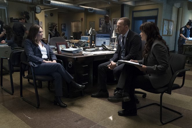 Blue Bloods - Crime Scene New York - Ghosts of the Past - Photos - Angela Oh, Donnie Wahlberg, Marisa Ramirez