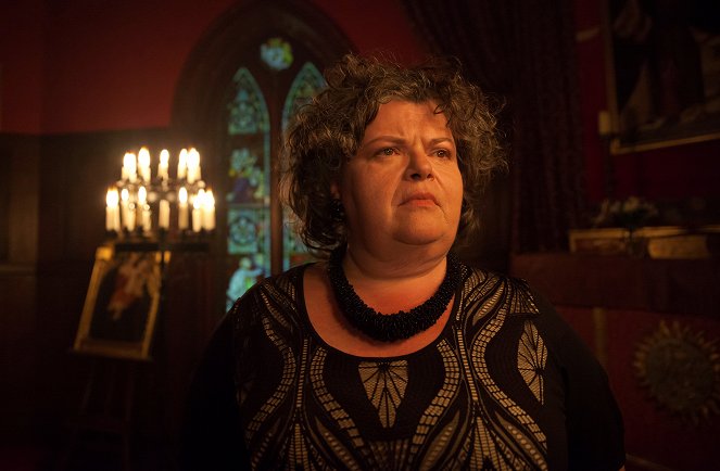 Agatha Raisin - Season 1 - Witch of Wyckhadden - Photos - Sarah Flind