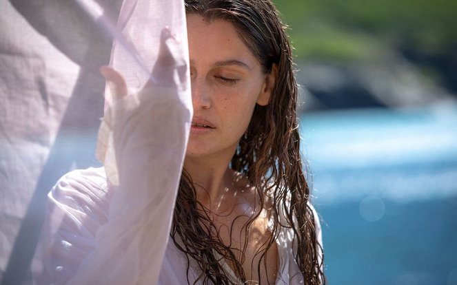 Une île - De la película - Laetitia Casta