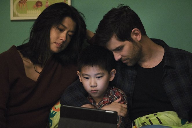 A Million Little Things - Season 2 - We're the Howards - Photos - Grace Park, Tristan Byon, David Giuntoli