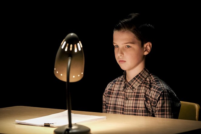 Young Sheldon - Hobbitses, Physicses and a Ball with Zip - Van film - Iain Armitage