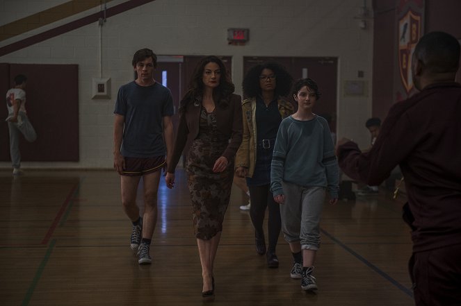 Chilling Adventures of Sabrina - Kapitel zwölf: Die Drei Könige - Filmfotos - Ross Lynch, Michelle Gomez, Jaz Sinclair, Lachlan Watson