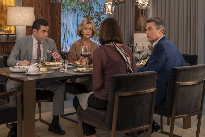Grace and Frankie - The Rescue - Photos - Jane Fonda, Peter Gallagher