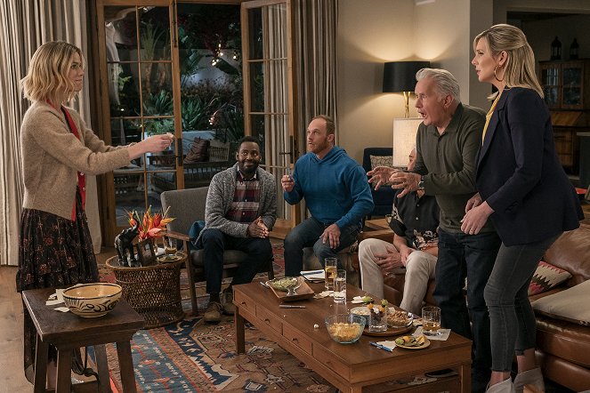 Grace and Frankie - The Trophy Wife - Photos - Baron Vaughn, Ethan Embry, Martin Sheen, June Diane Raphael
