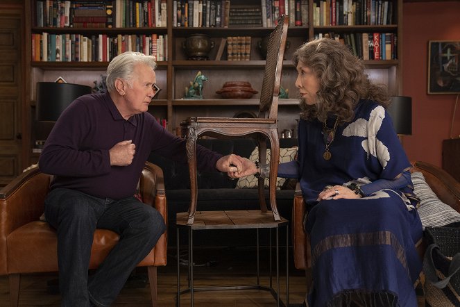 Grace and Frankie - The Confessions - Photos - Martin Sheen, Lily Tomlin