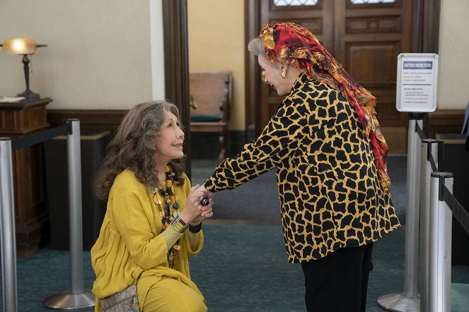 Grace and Frankie - The Scent - Photos - Lily Tomlin