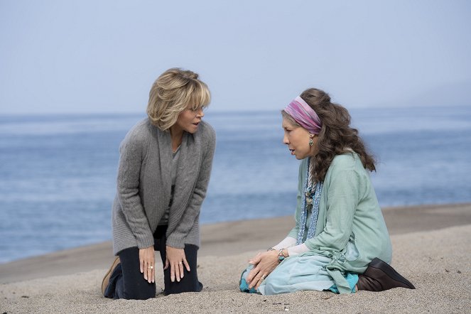 Grace and Frankie - The Scent - Photos - Jane Fonda, Lily Tomlin