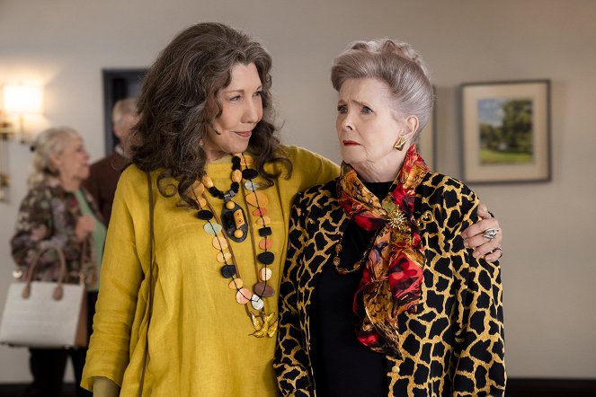 Grace and Frankie - The Scent - Photos - Lily Tomlin, Millicent Martin