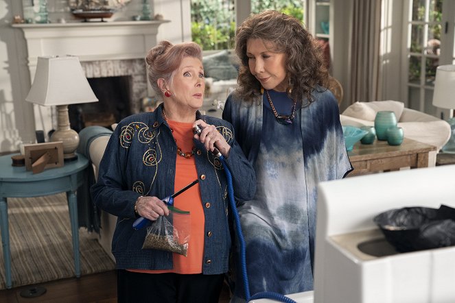 Grace and Frankie - The Change - Photos - Millicent Martin, Lily Tomlin