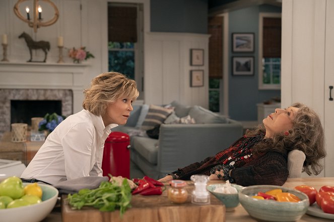 Grace and Frankie - The Laughing Stock - Photos - Jane Fonda, Lily Tomlin