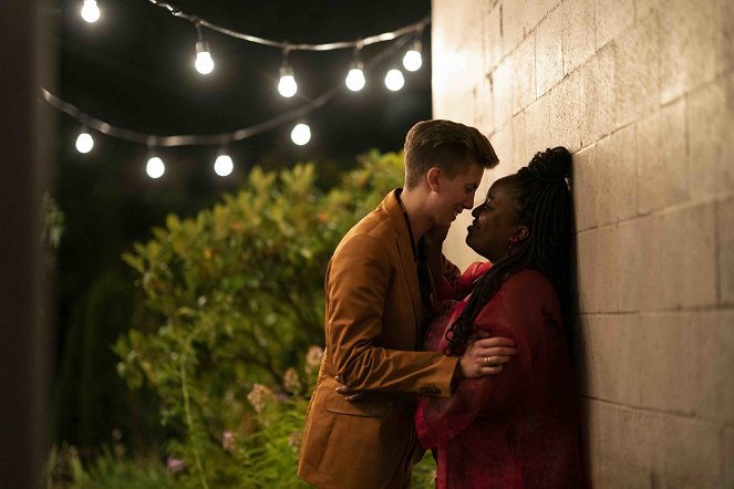 Shrill - HR - Photos - E.R. Fightmaster, Lolly Adefope
