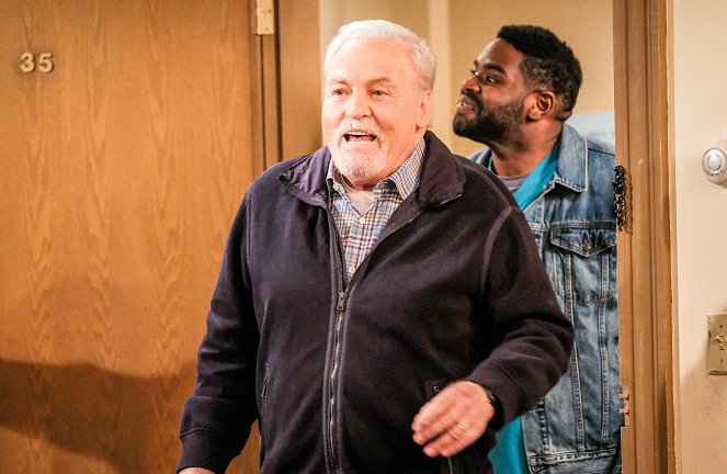 Man with a Plan - Die Junggesellenbude - Filmfotos - Stacy Keach, Ron Funches