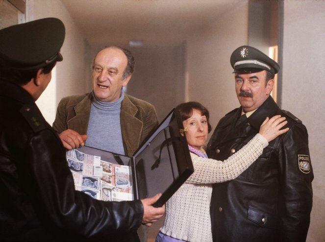 Polizeiinspektion 1 - Season 3 - Feueralarm - Z filmu