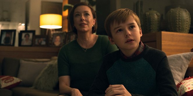 Lost in Space - Impact - Photos - Molly Parker, Maxwell Jenkins