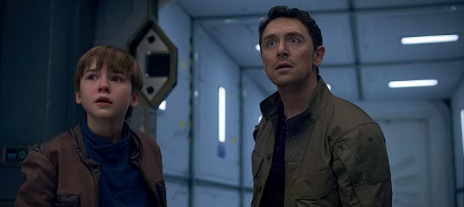 Lost in Space - Shell Game - Photos - Maxwell Jenkins, JJ Feild