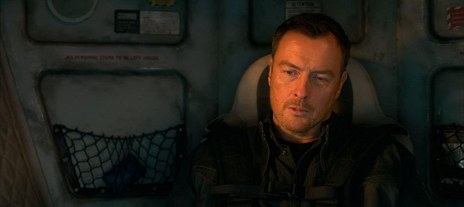 Lost in Space - Shell Game - Photos - Toby Stephens