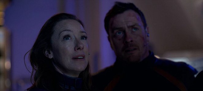 Lost in Space - Ninety-Seven - Photos - Molly Parker, Toby Stephens