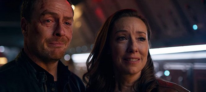 Lost in Space - Ninety-Seven - Photos - Toby Stephens, Molly Parker