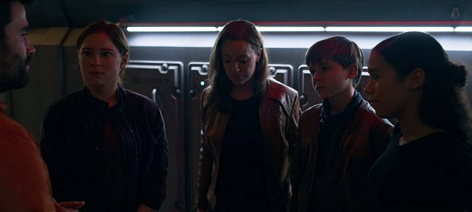 Lost in Space - Ninety-Seven - Van film - Mina Sundwall, Molly Parker, Maxwell Jenkins, Taylor Russell