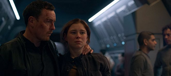 Lost in Space - Ninety-Seven - Photos - Toby Stephens, Mina Sundwall