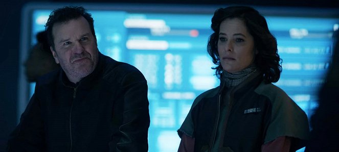 Lost in Space - Ninety-Seven - Photos - Douglas Hodge, Parker Posey