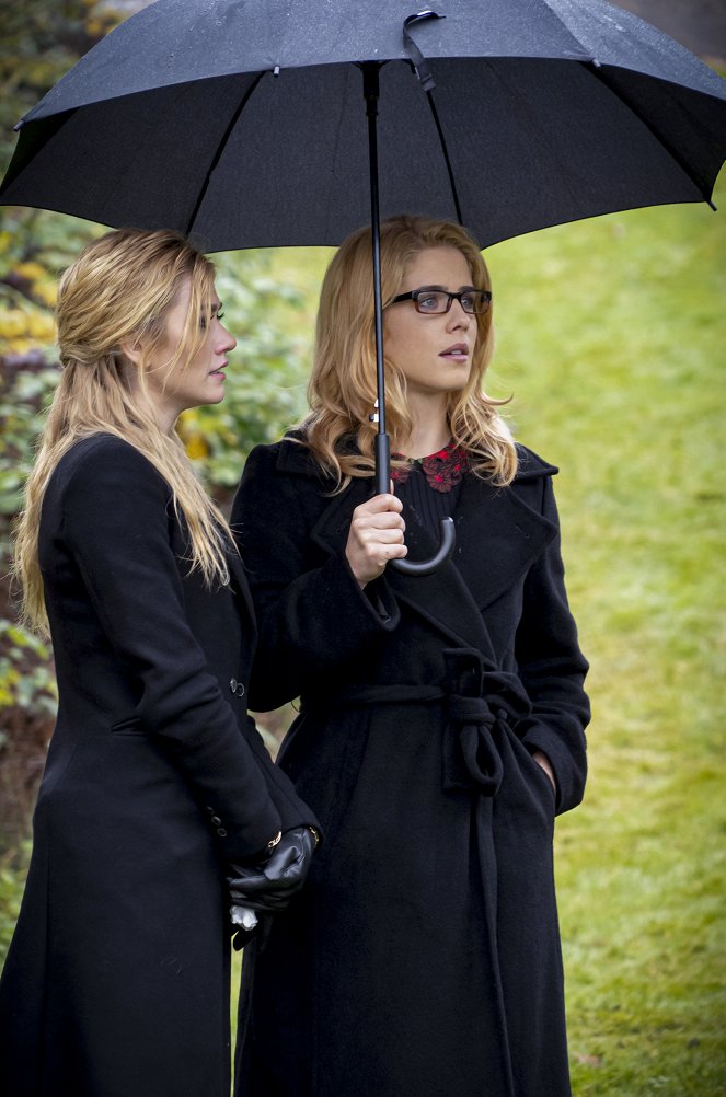 Arrow - Season 8 - Fadeout - Photos - Katherine McNamara, Emily Bett Rickards