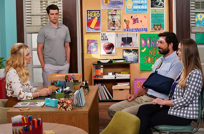 The Neighborhood - Season 2 - Welcome to the Bully - Photos - Beth Behrs, Max Greenfield, Brian Thomas Smith, Aynsley Bubbico